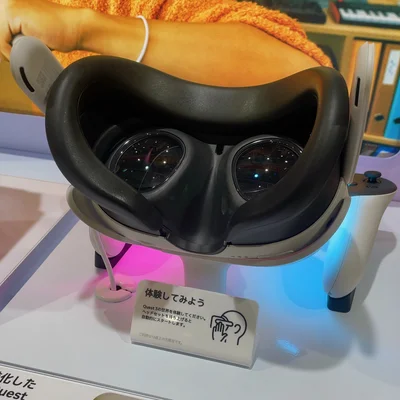 Casque Meta Quest 3 en exposition dans un magasin avec une pancarte invitant à le tester.
