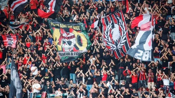 Supporters de l'OGC Nice dans leur stade, dont l'organisation devra s'adapter durant les JO 2030.