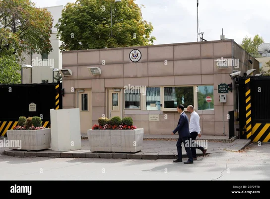 Entrée de l'ambassade des États-Unis à Ankara en Turquie, sécurisée par des barrières et des plantes.