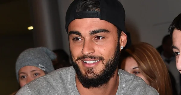 Thibault Garcia et sa compagne Clémence posant côte à côte, lui en chemise blanche, elle en veste bleue.