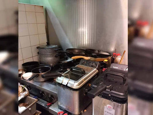 Cuisine du restaurant La Rose de Jade à Digne-les-Bains, fermé par le préfet pour insalubrité.