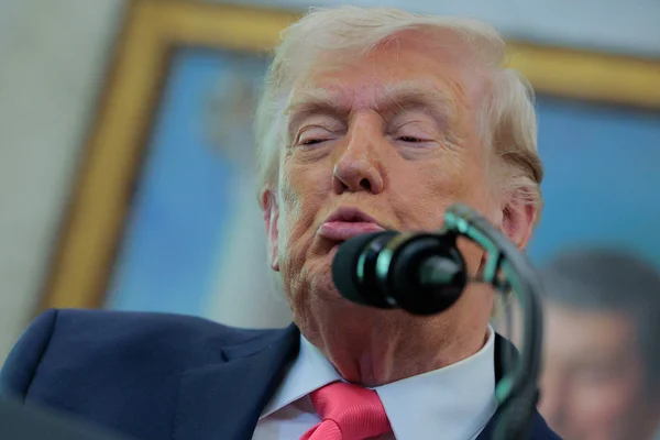 Donald Trump s'adressant aux participants au micro lors du Believers Summit à West Palm Beach, Floride.