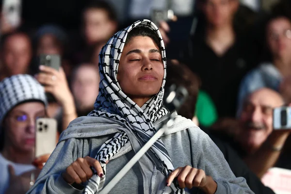 Rima Hassan entourée de partisans lors de son engagement avec la flottille pour Gaza.
