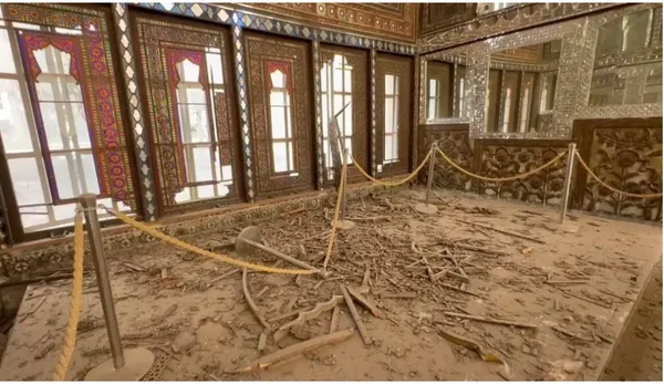 Intérieur orné du palais dont le sol est jonché de débris suite aux dégâts, isolé par des rubans de signalisation.