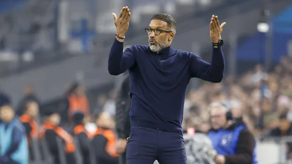 Habib Beye s'exprimant avec gestuelle devant le public d'un stade.