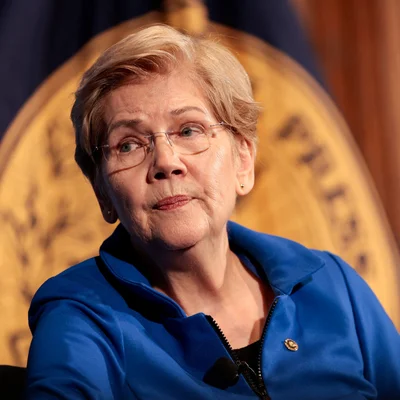 Elizabeth Warren s'entretient avec un partisan lors d'une rencontre à Des Moines en janvier 2019.