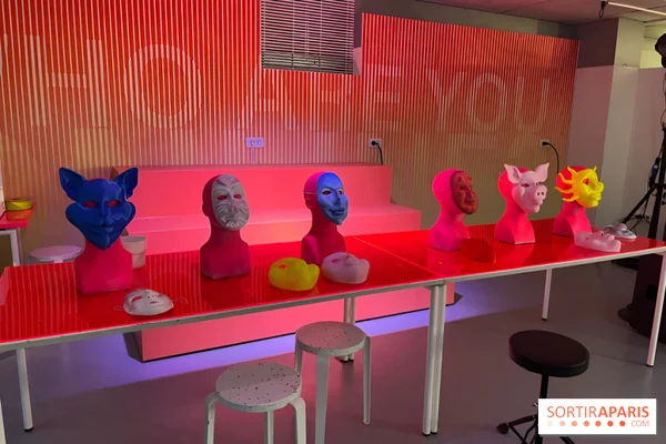 Des sculptures de têtes colorées exposées au Studio 13/16, espace de création gratuit pour les jeunes adultes.