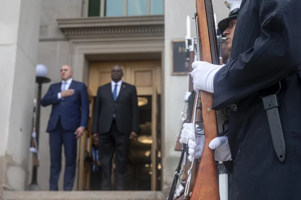 Lloyd J. Austin III et Guido Crosetto debout lors de l'hymne national au Pentagone.