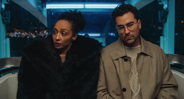Dan Levy et Ruth Negga dans une scène de nuit.