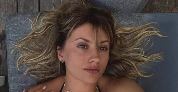 Marine de la Star Academy posant en bikini.