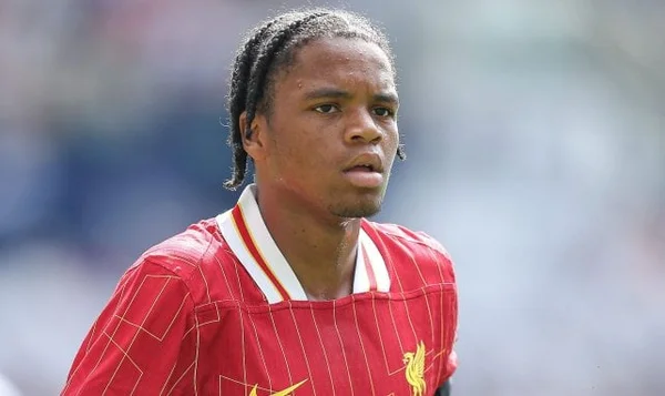 Rio Ngumoha en maillot rouge de Liverpool FC lors d'un entraînement ou d'un match.