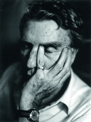 Brion Gysin photographed by Ulrich Hillebrand, main sur le visage.