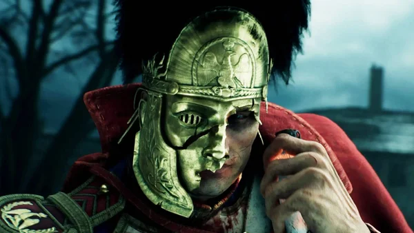 Un personnage en armure romaine imposante avec casque doré et cape rouge, déambulant dans une ambiance brumeuse.