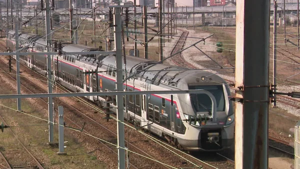 Un train SNCF circulant sur la ligne reliant Paris à la Normandie.