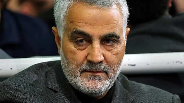 Qassem Soleimani en costume sombre lors d'une apparition publique.