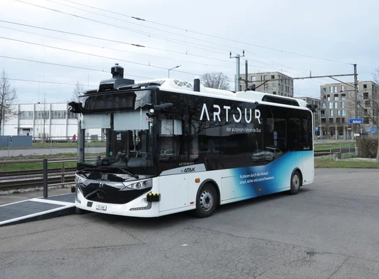 Le bus autonome 'Artour' basé sur le Karsan e-Atak à la gare d'Arbon.