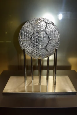 Le trophée FIFA du Club du Siècle exposé au musée du Real Madrid.