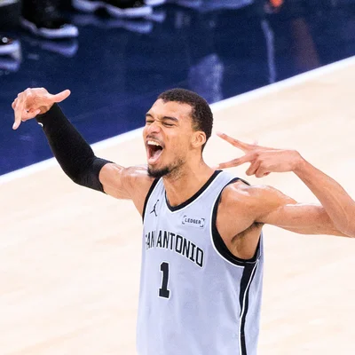 Victor Wembanyama célébrant avec enthousiasme la qualification des San Antonio Spurs pour les play-offs.