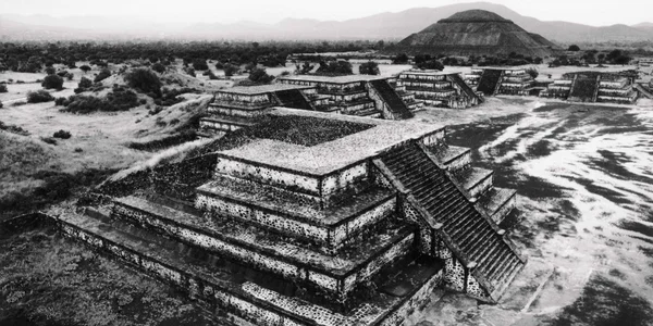 Vue historique en noir et blanc des pyramides de Teotihuacán.