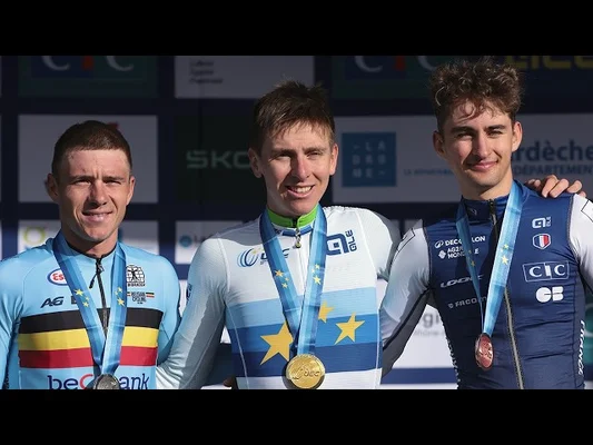 Trois coureurs sur le podium après une épreuve cycliste.