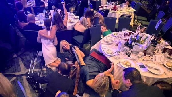 Invités lors du gala de la presse de Donald Trump avant le début de l'évacuation.