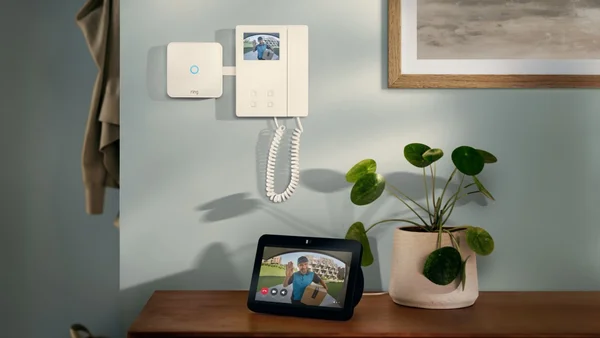 Système Ring Intercom avec tablette affichant un appel vidéo de livreur.
