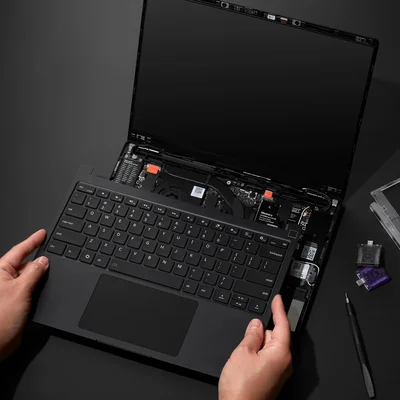 Le Framework Laptop 13 entouré de ses composants modulaires lors d'un test.