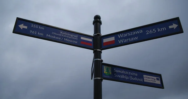 Panneau de signalisation routière indiquant la direction de Kaliningrad, lieu de l'arrestation d'un citoyen allemand pour suspicion de sabotage.