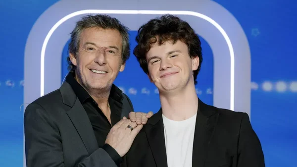 Jean-Luc Reichmann et le candidat Cyprien posant ensemble sur le plateau des 12 Coups de midi.