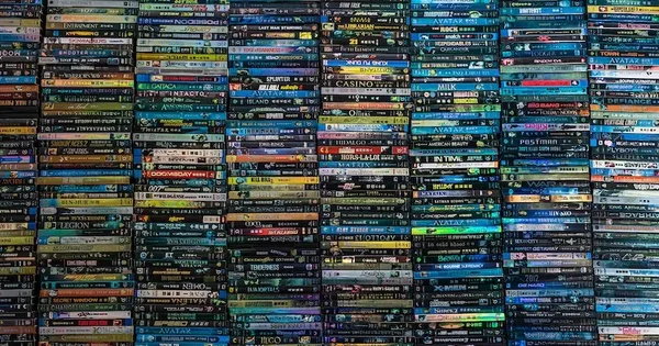 Une pile de boîtiers de supports physiques (DVD/Blu-ray) illustrant une collection de films.
