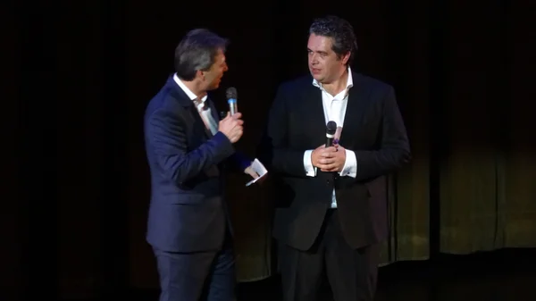 Première parisienne de Beyond: Two Souls au Grand Rex en 2013, avec deux orateurs sur scène.