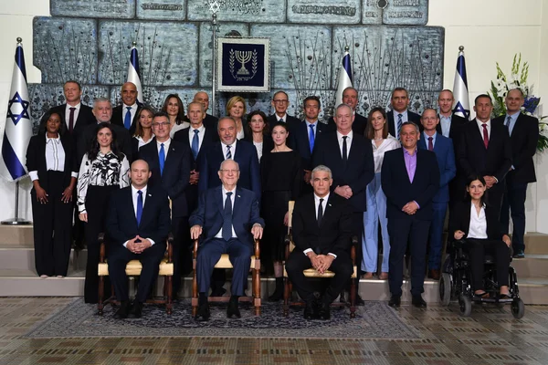 Les membres du gouvernement de coalition Bennett-Lapid posant pour une photo officielle.