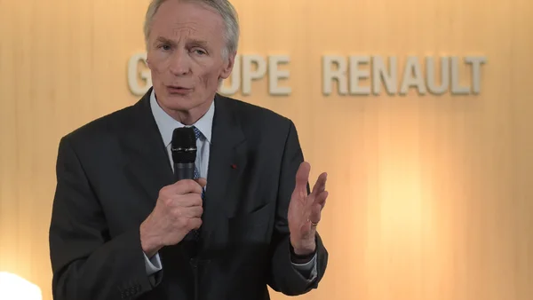 Jean-Dominique Senard s'adressant aux médias devant le logo Groupe Renault.