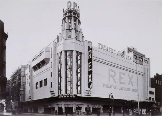 Vue historique en noir et blanc du Théâtre Jacques Haïk (Grand Rex) avec son architecture et des échafaudages.
