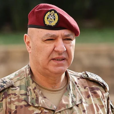 Portrait serré du général Joseph Aoun en tenue de combat.