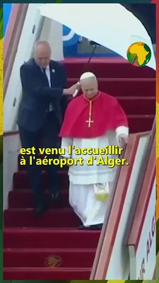 Vue de la place Saint-Pierre au Vatican, montrant la basilique et son dôme sous un ciel bleu.