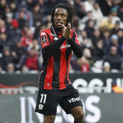 Elye Wahi, le héros niçois, saluant les supporters.