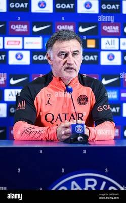 Christophe Galtier applaudissant depuis le bord du terrain lors d'un match au stade.