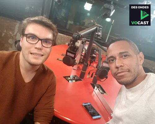 Difool à son pupitre lors du Morning de Difool sur Skyrock, vêtu d'un survêtement Adidas.