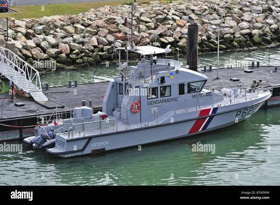 Navire de patrouille Esteron (P622) de la Gendarmerie Maritime docké à quai.