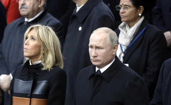Brigitte Macron et Vladimir Poutine lors de la cérémonie du centenaire de l'Armistice en 2018.