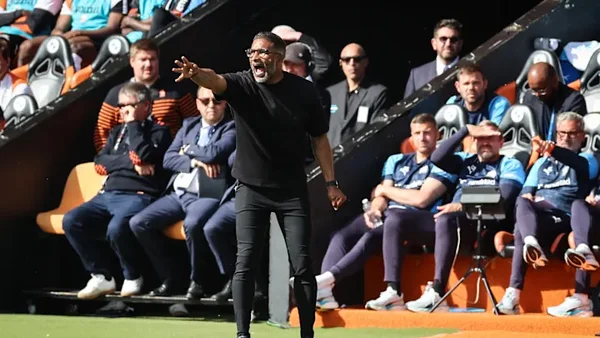 Habib Beye sur la ligne de touche, illustrant les tensions entourant la gestion du vestiaire marseillais.