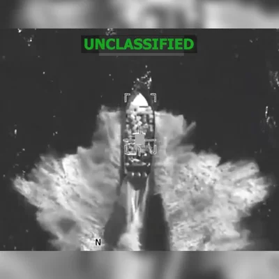 Vue thermique d'un navire rapide naviguant sur l'eau avec le texte « UNCLASSIFIED ».