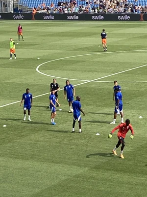 Les joueurs du RC Strasbourg, incluant Oscar Perea, lors d'une séance d'échauffement avant un match.
