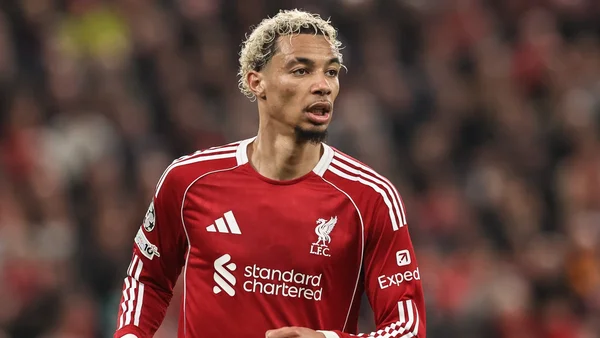 Hugo Ekitike présentant son nouveau maillot de Liverpool officiel.