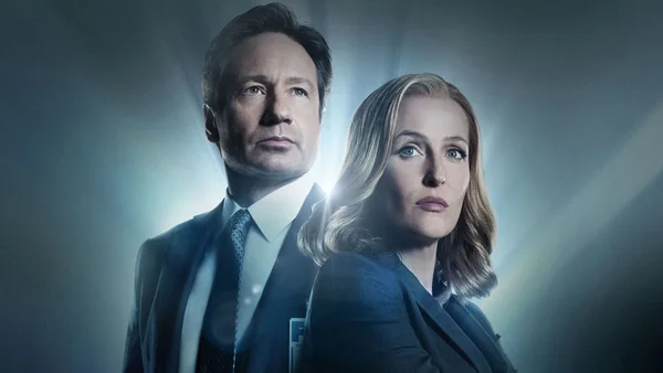Les acteurs Gillian Anderson et David Duchovny, interprètes de Scully et Mulder, posent lors d'un événement officiel.
