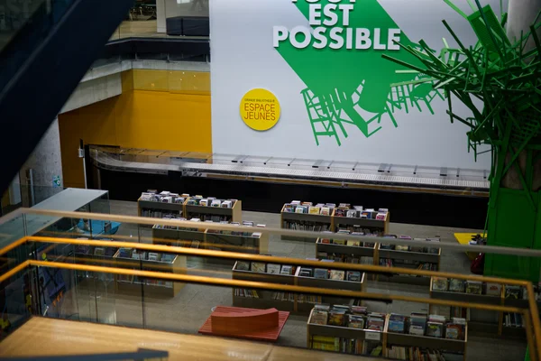 Un espace jeunes dans une bibliothèque moderne avec des étagères de livres