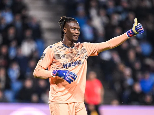 Mory Diaw arborant son kit original et faisant un pouce levé lors de la rencontre entre Le Havre et le PSG.