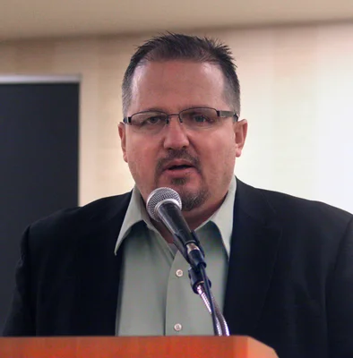 Le fondateur des Oath Keepers lors d'une allocution.