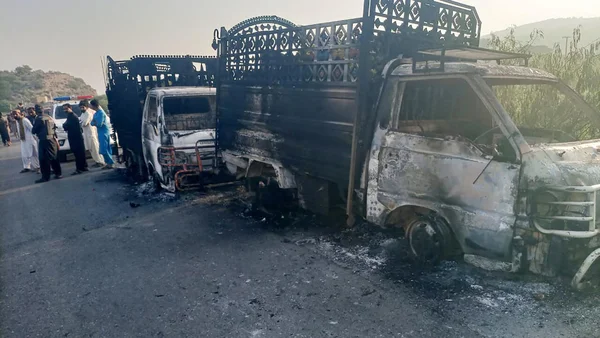 Véhicules brûlés après des attaques menées par des séparatistes au Baloutchistan, Pakistan.